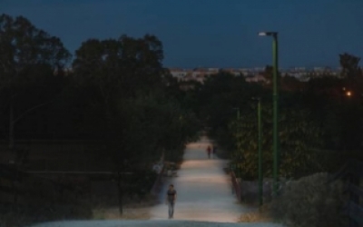 Le projet utilise des panneaux solaires intégrés pour recharger les lampadaires